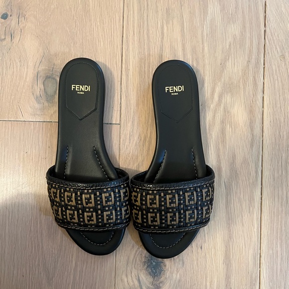 NWT FENDI INTERWOVEN FLAT SANDALS - Picture 2 of 5
